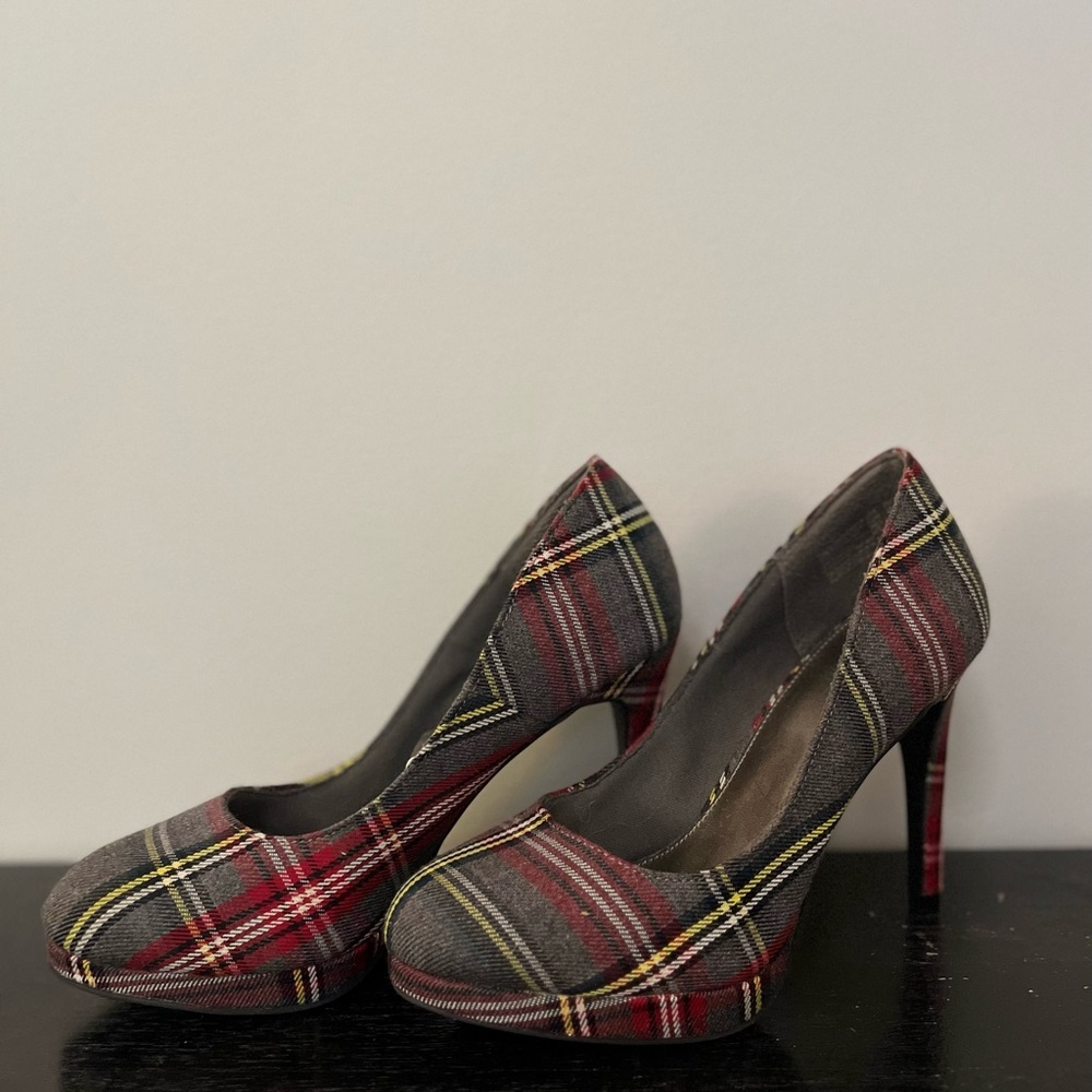 Plaid pump heels